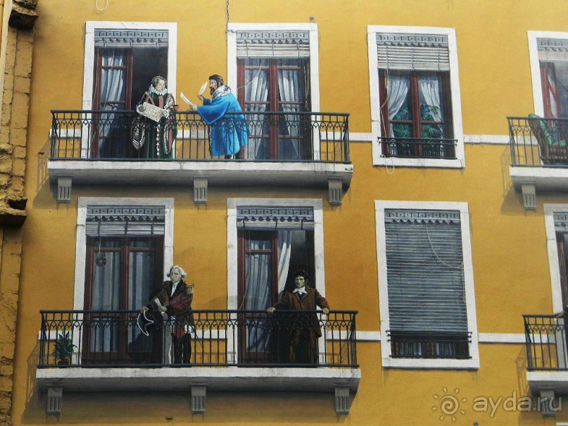 Всего на фасаде этого лионского дома, площадь которого составляет 800 кв.м., можно разглядеть 24 исторических деятелей и 6 персонажей нашего времени