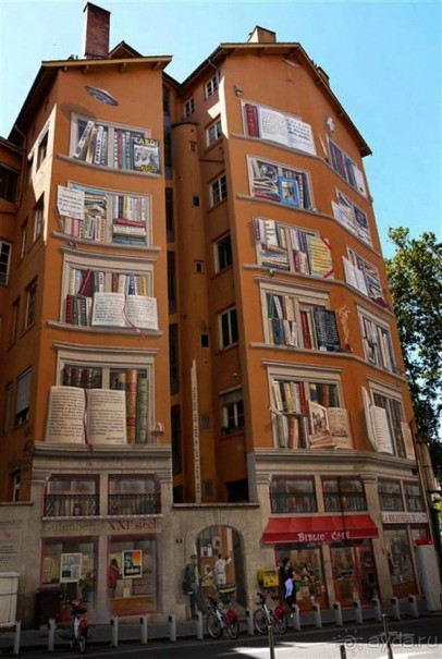 Самые зрелищные фрески в Лионе появились благодаря студии Cite de la Creation, основателем которой является французский художник Жильбер Курден. «Mur pеint La bibliotheque de la cite»-грандиозная библиотека Лиона.