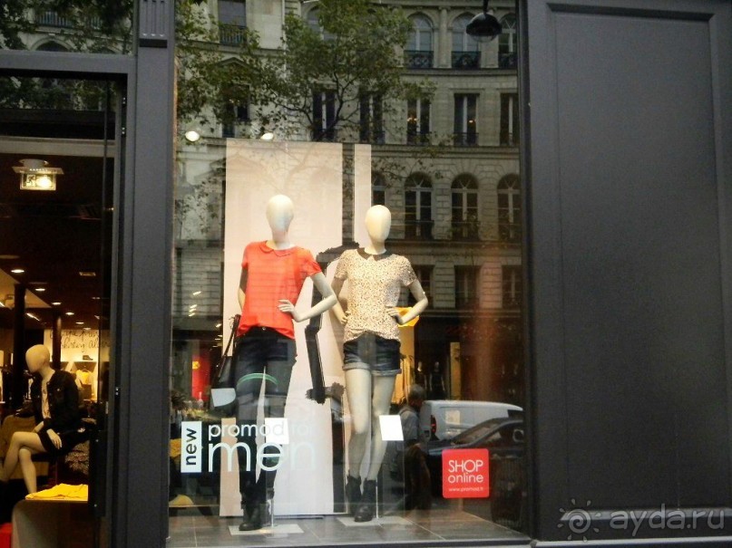 В Лионе можно найти крупные торговые улицы, торговые центры, универмаги, бутики и магазинчики, в которых продается одежда, обувь и аксессуары французских и зарубежных марок.