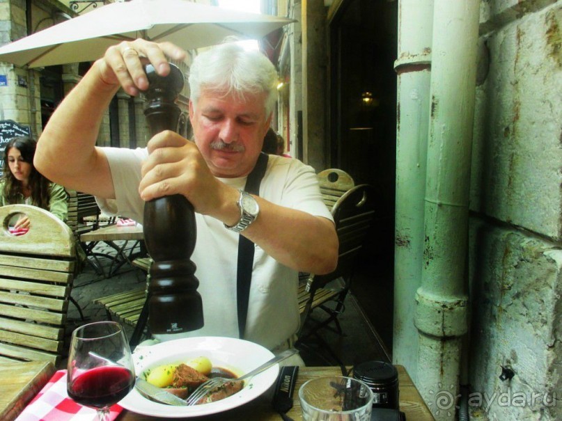 В Лионе найдут себя даже авантюрные гурманы, которые смогут воплотить все свои самые смелые гастрономические фантазии в ресторанной жизни города  К мясу здесь подают местное красное вино Божоле (Beaujolais), до которого лионцы большие охотники