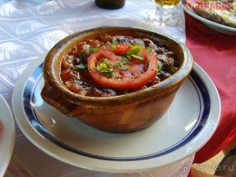  Из горячих блюд очень хороши кнели (quenelles) с раковым соусом – своеобразные тефтели из варенного теста с щукой, буквально тающие во рту!