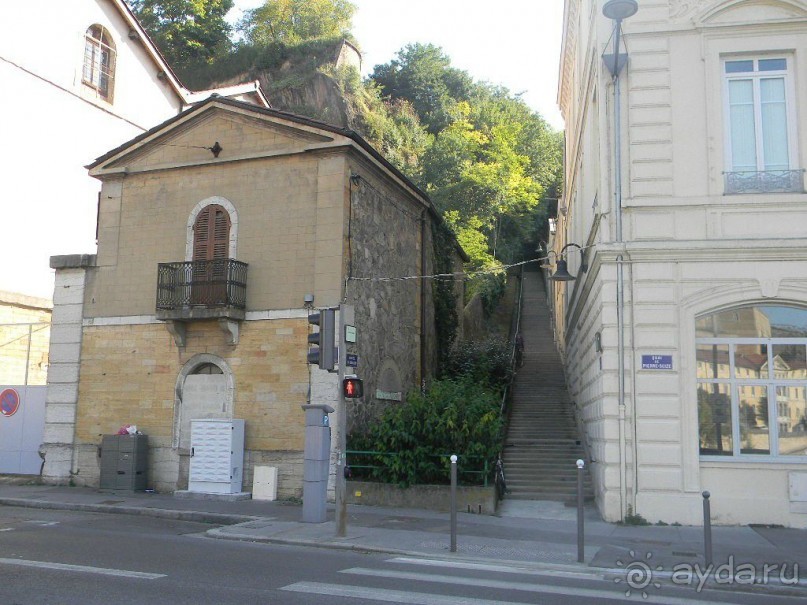 Спускаться от собора лучше пешком через парк и по лесенкам через город. Получите массу удовольствия. Только в ногах потом от обилия пройденных ступенек ощущается некоторый тремор