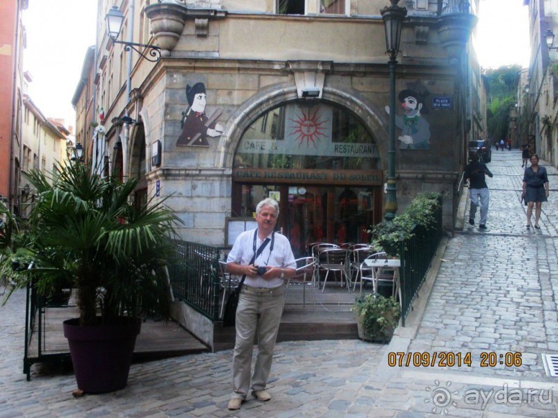 Как и всюду во Франции, лионцы любят поесть (французская кухня тоже занесена отдельной строкой во всемирное достояние Юнеско) Лионские бушоны – это визитная карточка города, и многие люди ездят в Лион только из-за них