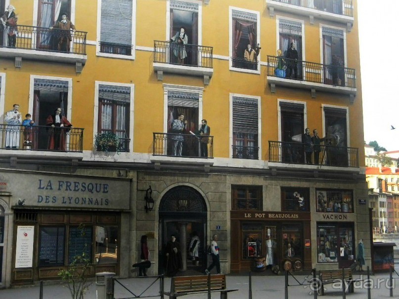 Фасад этого удивительного дома напоминает огромное полотно, на котором изображены различные исторические знаменитости и сказочные персонажи – от братьев Люмьер родом из Лиона до Маленького Принца