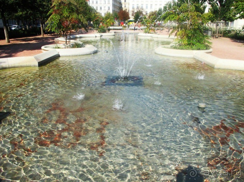 Многочисленные городские фонтаны украшают площади и скверы Лиона.  Этот фонтан украшает площадь Белькур.