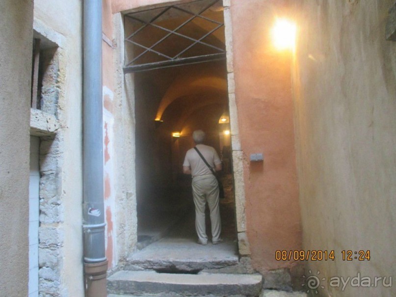 Как объясняют историки, «трабули» позволяли быстро и безопасно доставлять ценные
товары и оберегать от дождя и тумана тюки с шелком