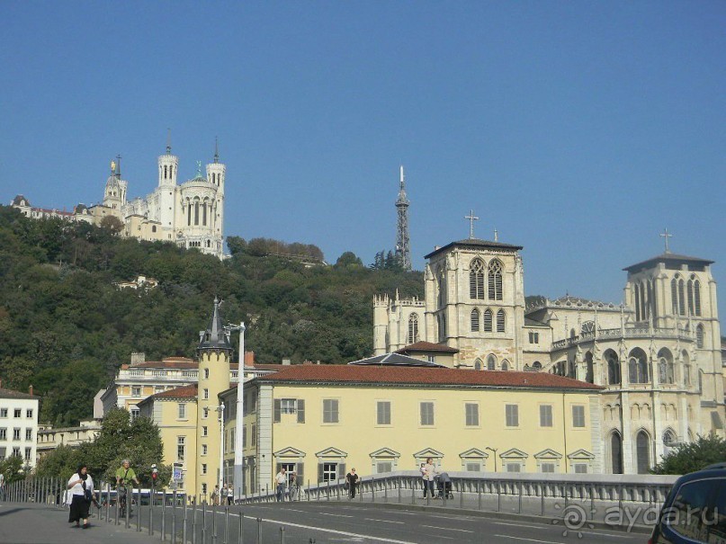 Металлическая башня Фурвьер (Metallic tower of Fourviere) считается одной их основных достопримечательностей Лиона, она представляет собой стальную рамочную конструкцию, очень похожую на знаменитую Эйфелеву Башню.