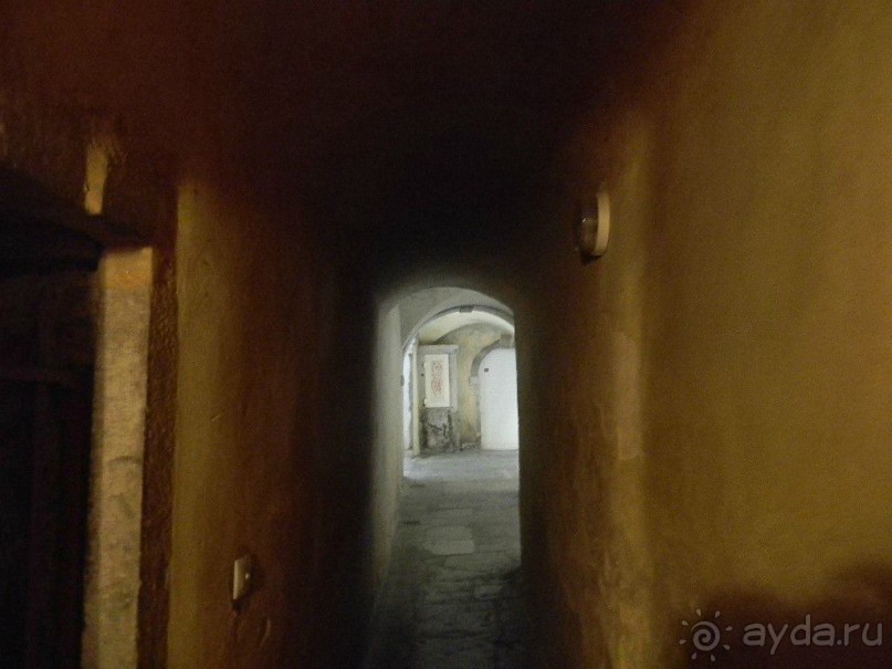 В большинстве дворов есть проходы под домами, которые ведут в такие же дворы на параллельных
улицах. Лионцы называют такой проход «traboule» - от латинского «trans» (сквозь) и «ambulare»
(гулять).