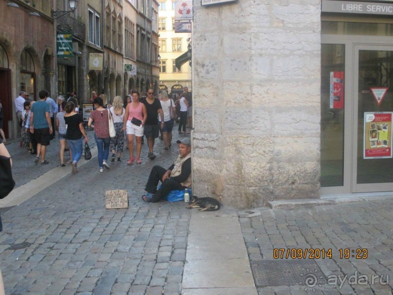 До средних веков Лион был римским городом, а со средних веков и до сего дня лионские бомжи живут, в основном,  в римских развалинах, но нередко встречаются и на улицах старого города.