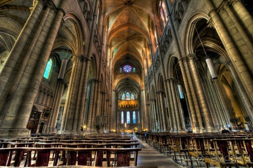 Особого внимания заслуживают два креста, расположенные справа и слева от алтаря, сохранившиеся еще с совета 1274 года и являющиеся символом единения церквей