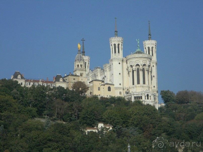 Нотр-дам де Фурвьер (Notre-Dame de Fourviere) располагается на холме Фурвьер и отчасти благодаря своему положению он стал символом города. Собор украшают 4 главные башни и колокольня. Постройку венчает позолоченная статуя девы Марии.