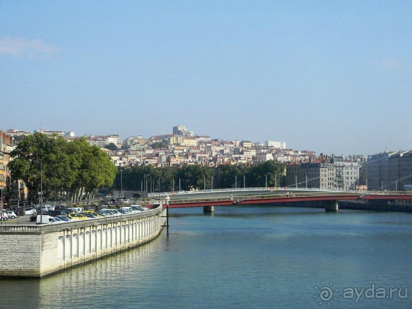 С  набережных Лиона  и пешеходных мостов, с улиц-лестниц и смотровых площадок открываются все новые виды на ярусы крыш и речные дали.