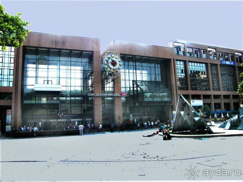 Общеизвестно, что французские железные дороги одни из самых комфортных и удобных в мире. Вне зависимости от того скорым или региональным поездом вы путешествуете по Франции, комфорт, чистота и удобство вам обеспечены.