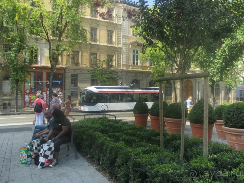 Несмотря на внешний консерватизм, Лион очень космополитичный город. Здесь уживаются представители самых разных народов, которых город принял, когда они бежали от притеснений на родине: