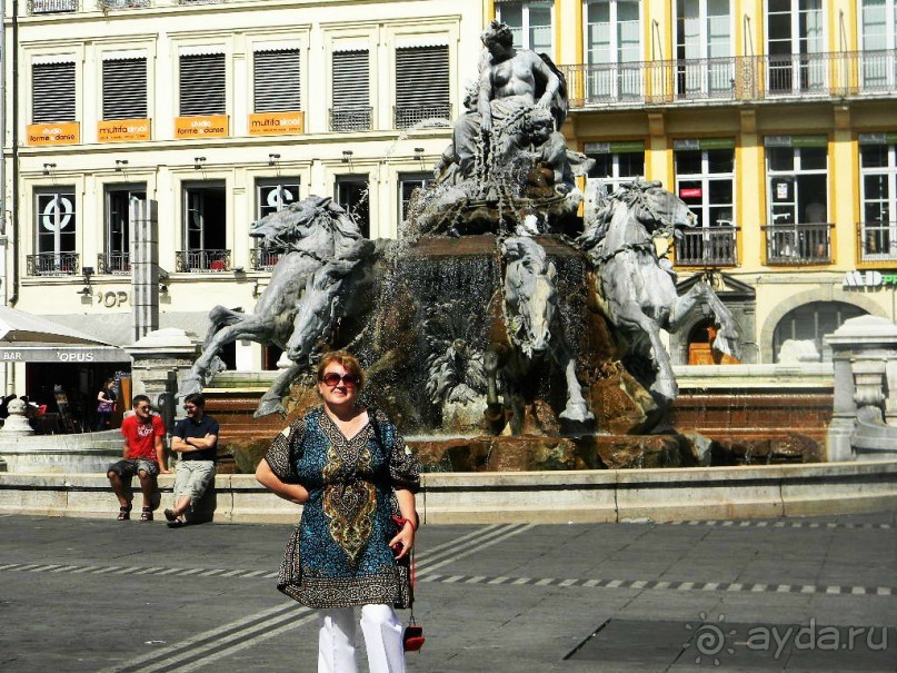 Центральным элементом площади Терро в Лионе считается фонтан XIX века, спроектированный Фредериком-Августом Бартольди. Бартольди известен тем, что именно он создал Статую Свободы в Нью-Йорке.