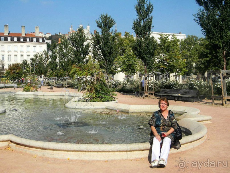 Жарким сентябрьским днем брызги городских фонтанов очень освежают.