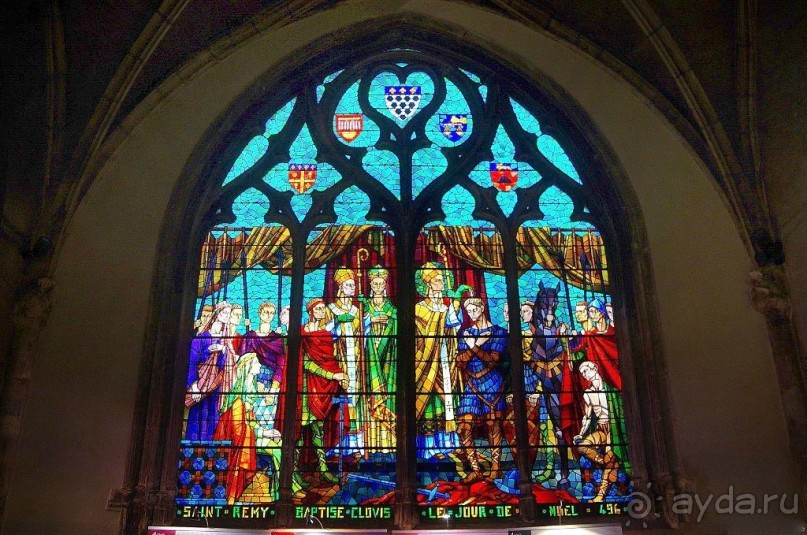 Огромный интерес у ценителей искусства вызывают шикарные барельефы и оконные витражи. Всё это великолепие могло быть запросто утрачено во время Великой Французской революции, но в конце концов ситуация разрешилась благополучно для церкви.