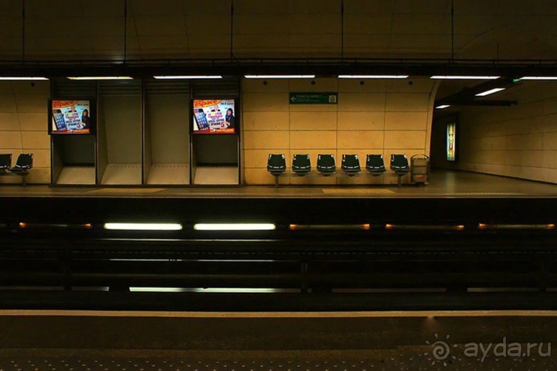 Метро в Лионе чистенькое и симпатичное. Во время ожидания поезда, слушали тихо звучащую классическую музыку.