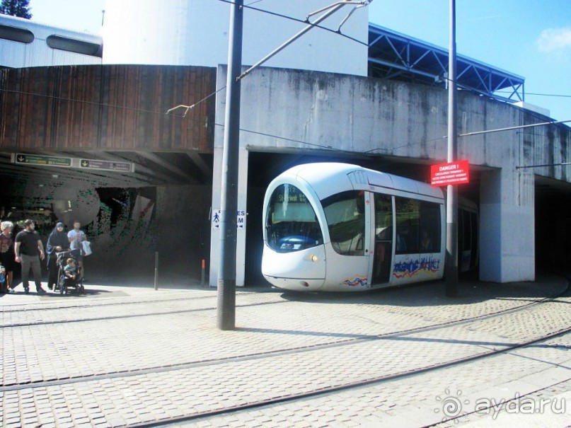 Удивительно, есть на свете города, где нет маршруток, зато есть отличные трамваи. В качестве подвижного состава используются низкопольные трамваи Alstom Citadis.