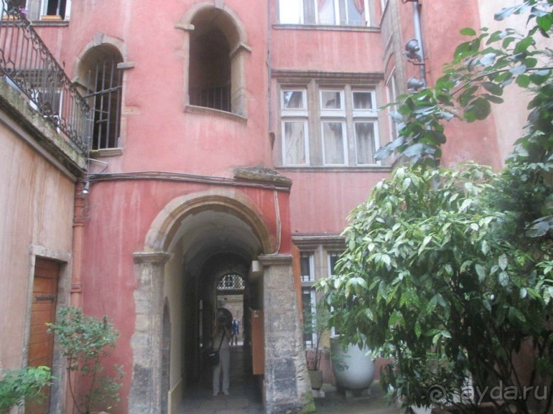 В течение дня дворы обычно открыты, в 9 часов вечера – закрываются  .Куда выведет «трабуль» с готическими сводами и отполированным до блеска каменным полом?