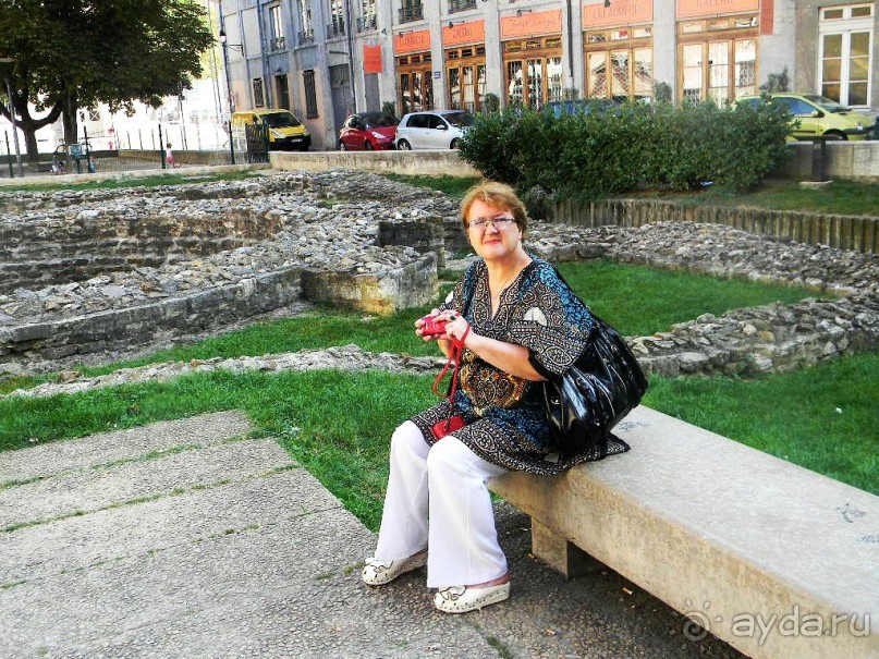 За долгую историю его использования амфитеатр служил местом проведения развлекательных мероприятий, местом, где армия присягала на верность Риму и местом организации публичных казней.