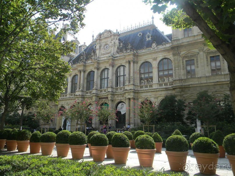 Дворец Биржи представляет собой красивейшее здание, в котором гармонично соединились черты барокко и классицизма. Дворец  считается одним из главных символов экономического могущества Лиона ХIХ ст.