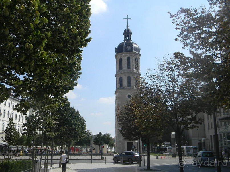 Колокольня старинной больницы Шарите (1665-1666)  на наплощади Антонен
