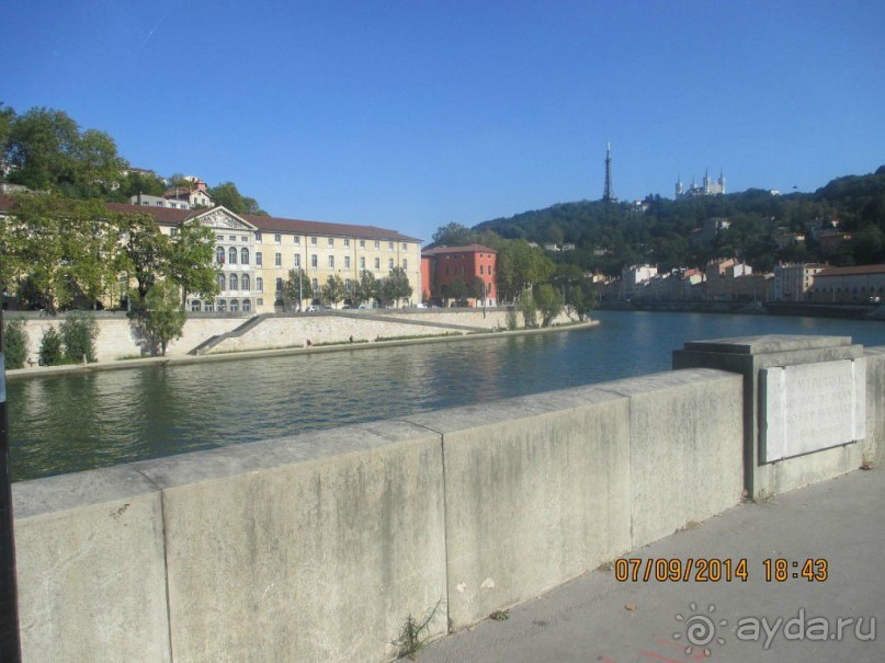 Слитность архитектуры с ландшафтом – главное очарование этого города. Его   исторический центр
расположился на месте слияния двух рек, Роны (Rhône) и Соны (Saône), на двух высоких крутых
холмах - Фурвьер (Fourviere) и Круа-Русс (Croix-Rousse).