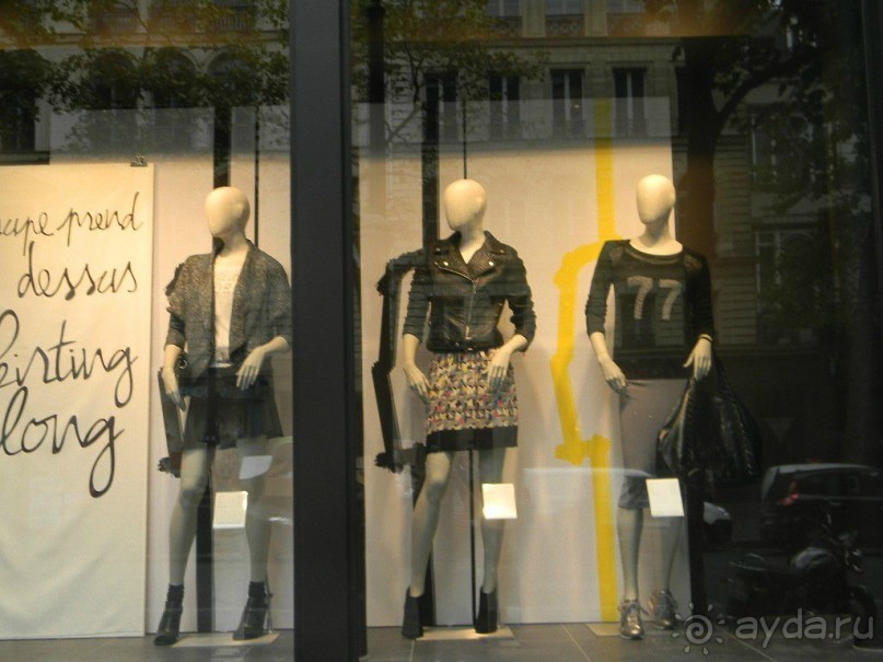 По улице Республики rue de la République - находятся так называемые "демократичные магазины" здесь вы сможете купить обувь, одежду, косметику, товары и декор для дома и д