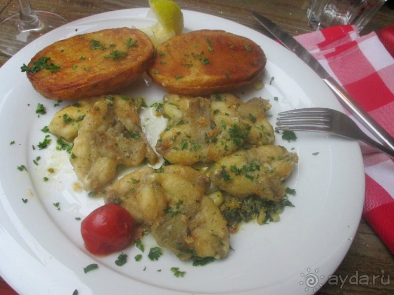 Две красные котлетины на тарелке - запеченная картошка, а на переднем плане.........?????  Ваши варианты, друзья?