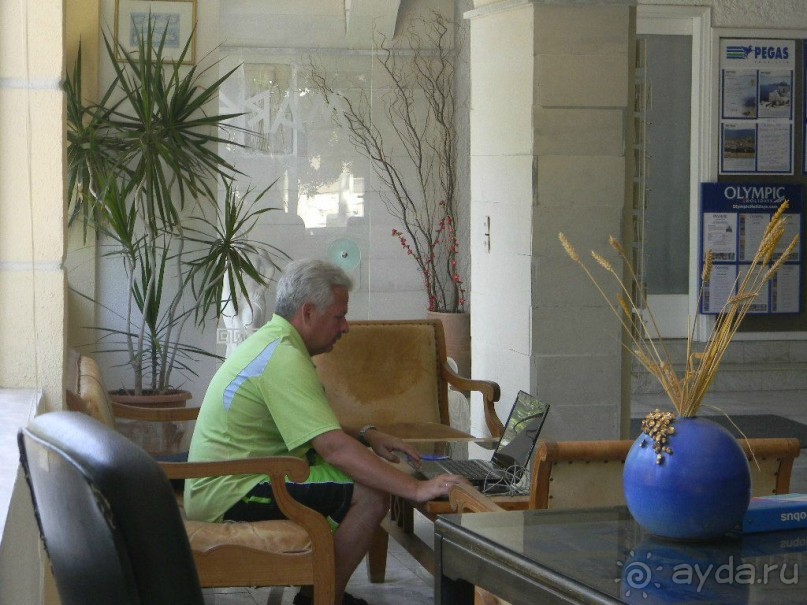 На ресепшене отеля.