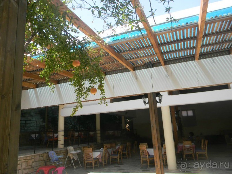 Перед входом в ресторан отеля.