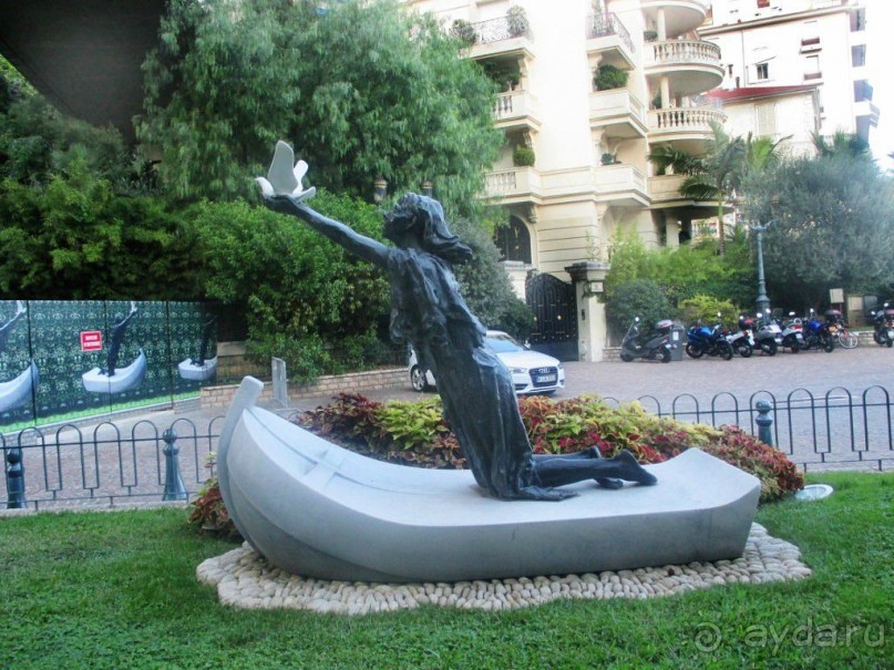 Монако - самое маленькое государство мира.