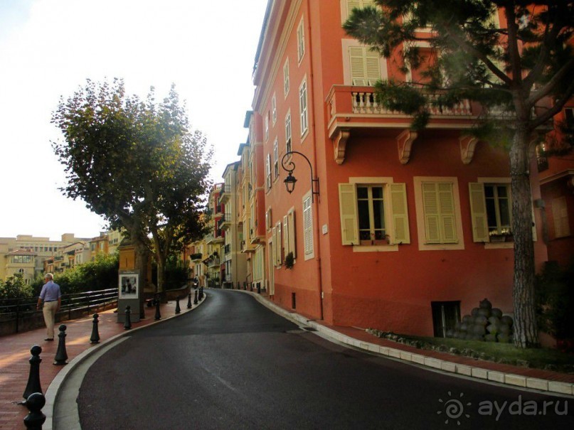 Монако - самое маленькое государство мира.