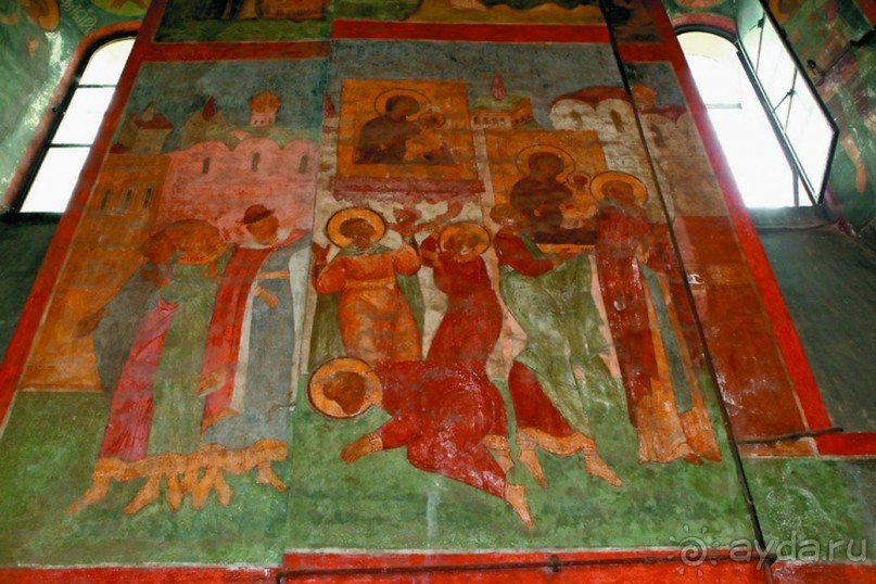 Святыня православия - Новодевичий монастырь в Москве.