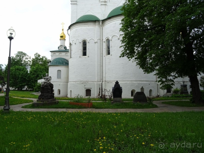 Святыня православия - Новодевичий монастырь в Москве.