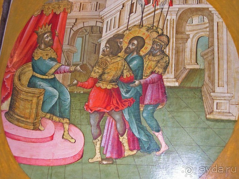 Святыня православия - Новодевичий монастырь в Москве.