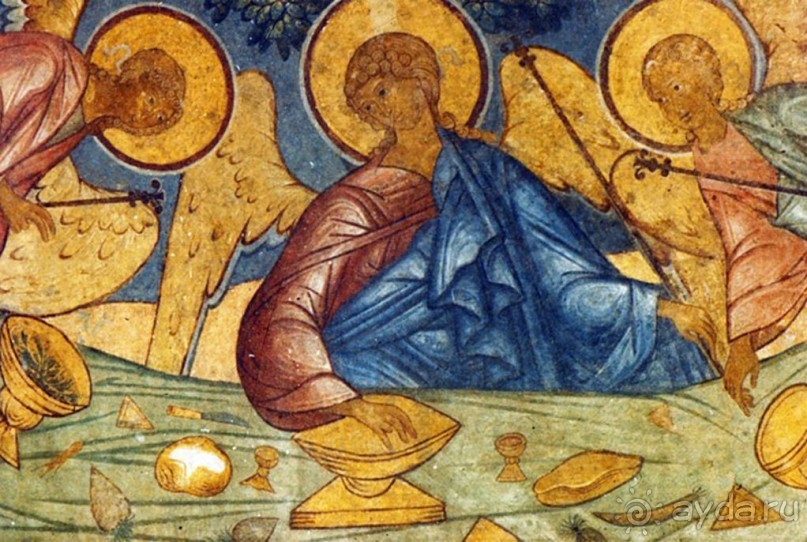 Святыня православия - Новодевичий монастырь в Москве.