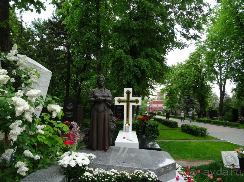 Святыня православия - Новодевичий монастырь в Москве.