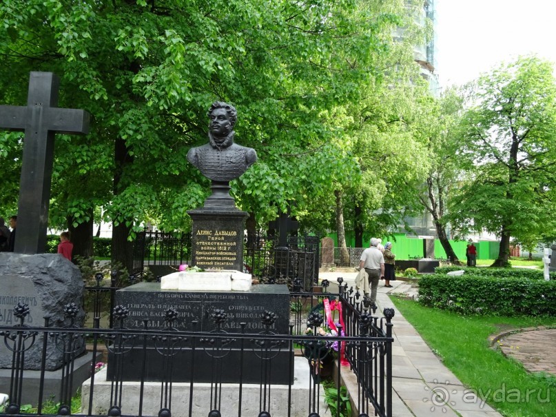 Святыня православия - Новодевичий монастырь в Москве.