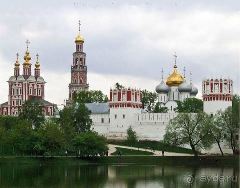 Святыня православия - Новодевичий монастырь в Москве.