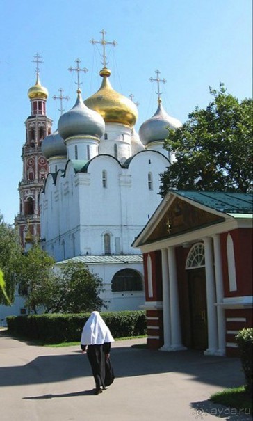 Святыня православия - Новодевичий монастырь в Москве.