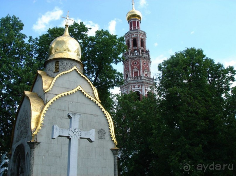 Святыня православия - Новодевичий монастырь в Москве.
