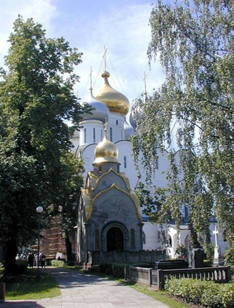 Святыня православия - Новодевичий монастырь в Москве.