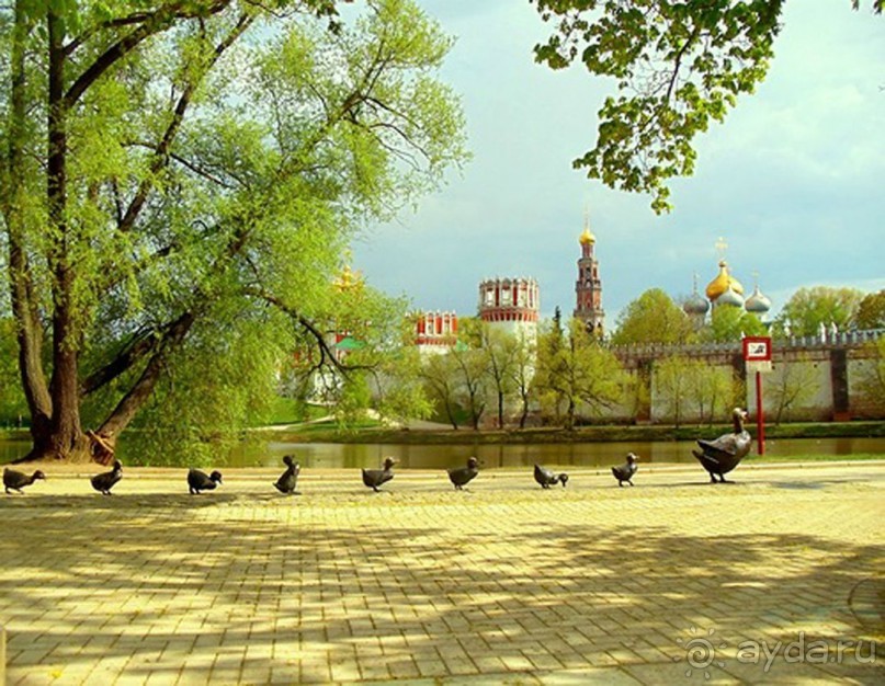 Святыня православия - Новодевичий монастырь в Москве.