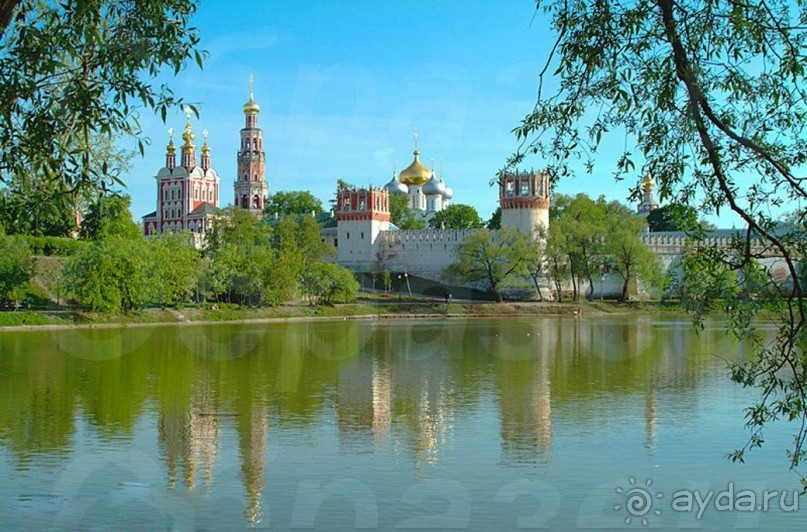 Святыня православия - Новодевичий монастырь в Москве.