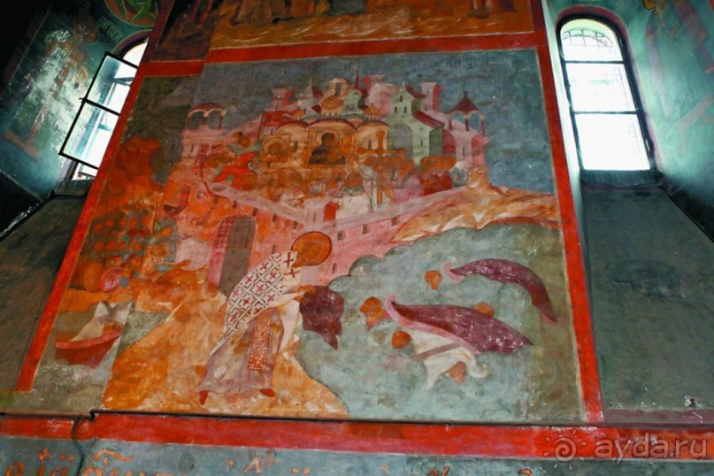 Святыня православия - Новодевичий монастырь в Москве.