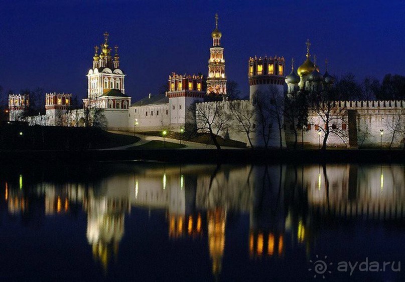 Святыня православия - Новодевичий монастырь в Москве.