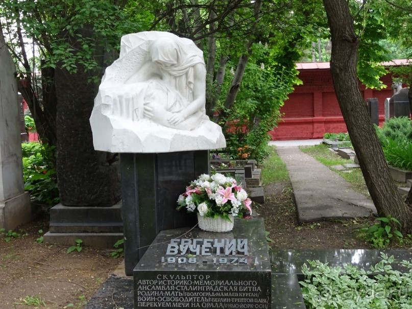 Святыня православия - Новодевичий монастырь в Москве.