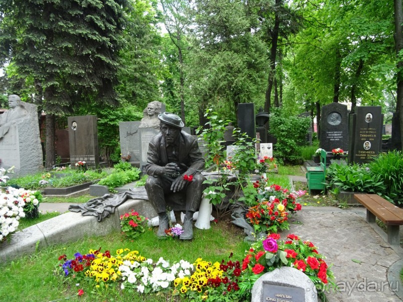 Святыня православия - Новодевичий монастырь в Москве.